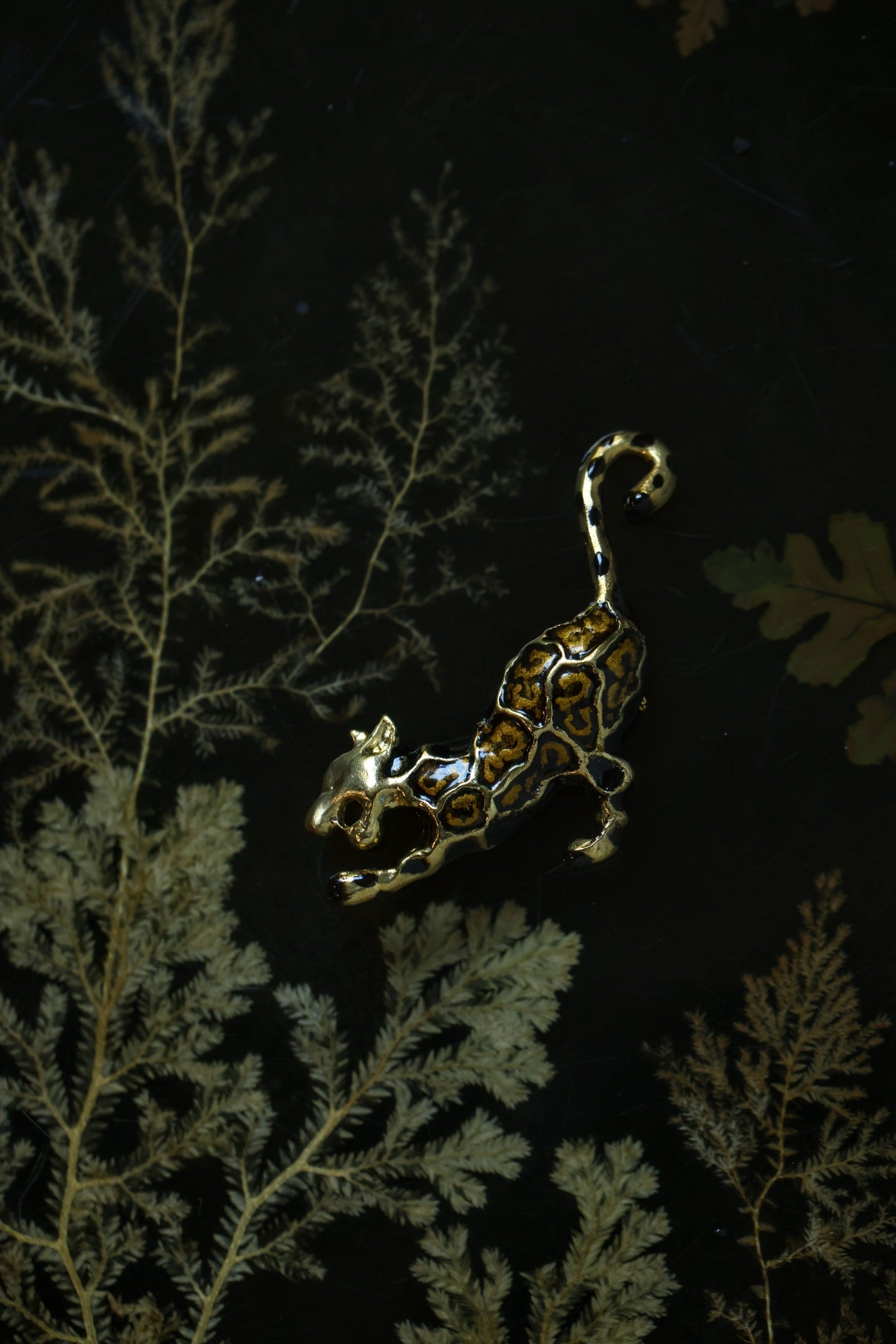 GOLDEN LEOPARD Natural Lacquer Brooch