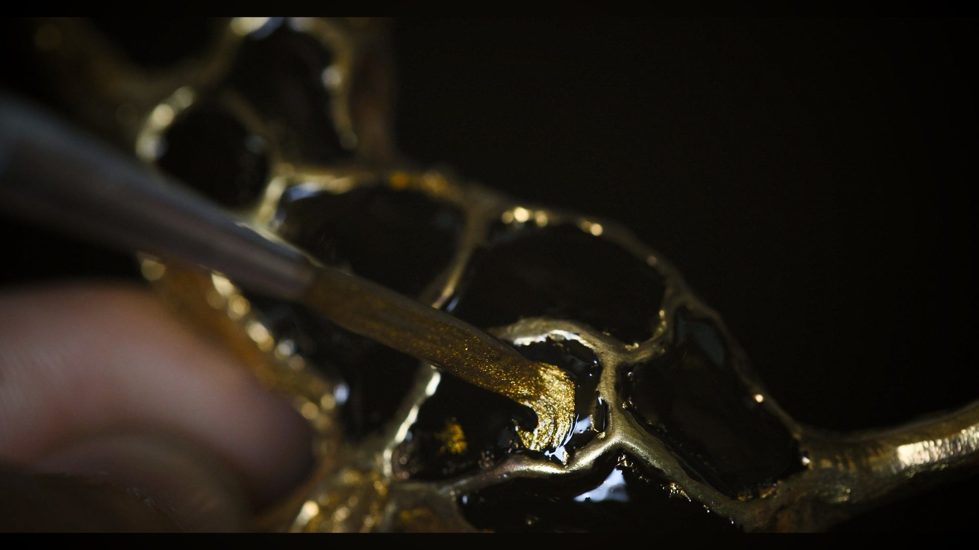 GOLDEN LEOPARD Natural Lacquer Brooch