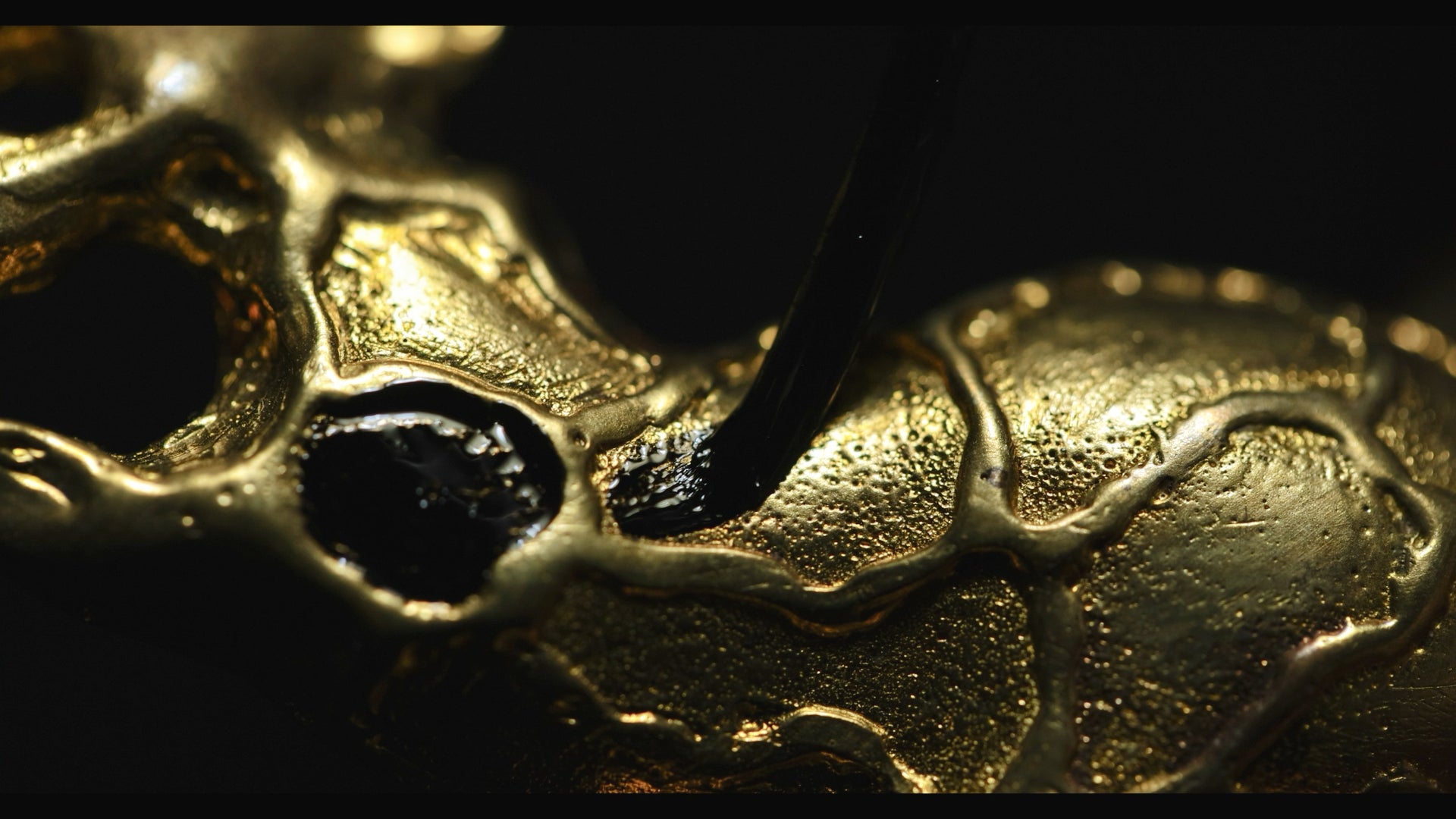 GOLDEN LEOPARD Natural Lacquer Brooch