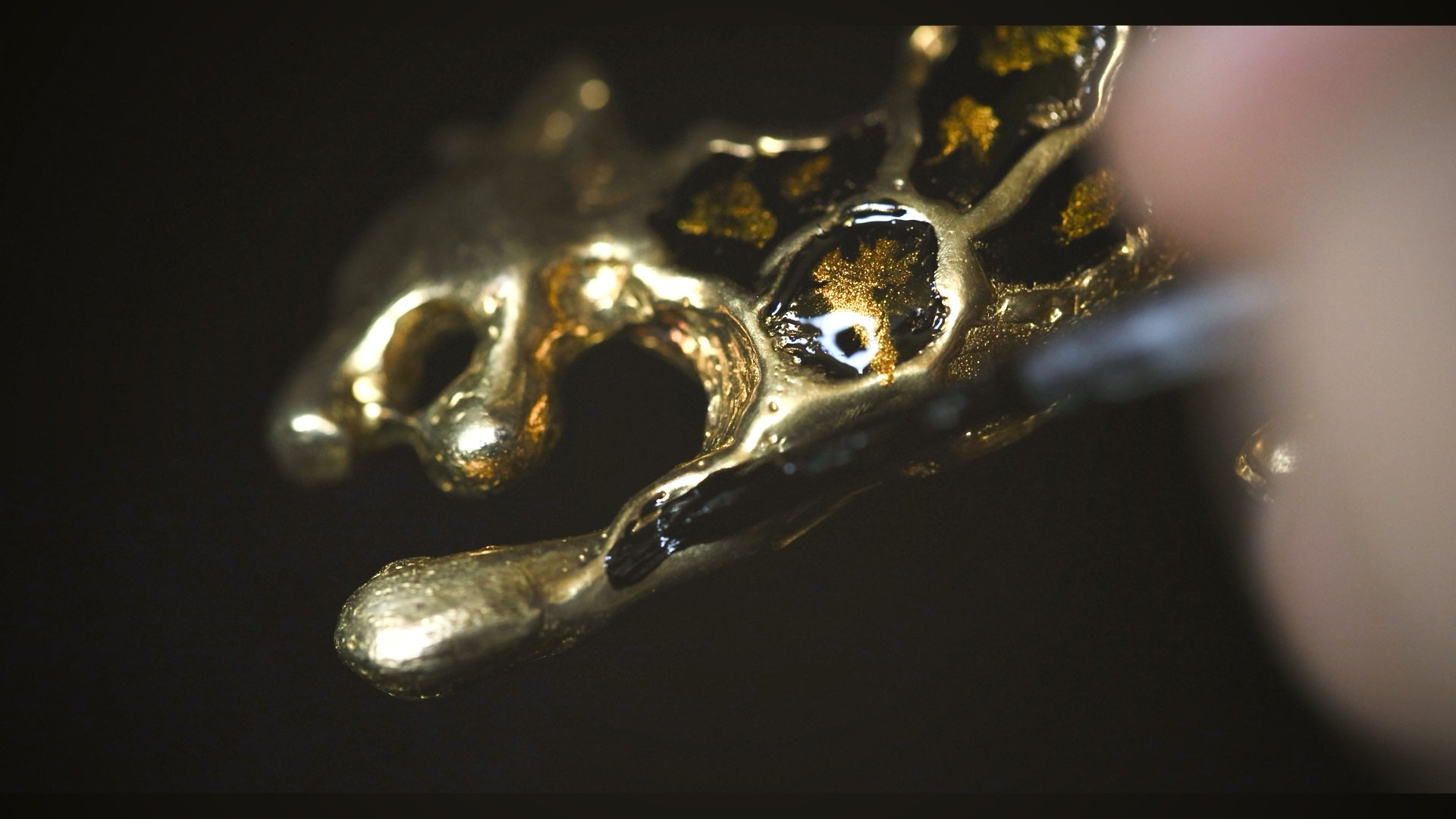 GOLDEN LEOPARD Natural Lacquer Brooch