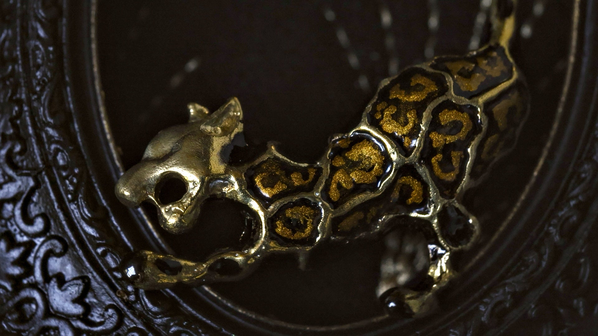 GOLDEN LEOPARD Natural Lacquer Brooch